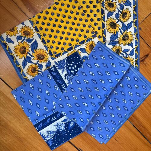 Proven&ccedil;al-Style Sunflower and Blue Print Table Linens