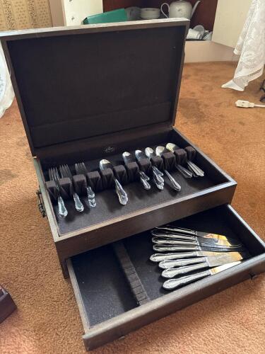 Oneida Custom Stainless Flatware in Silvercloth Chest