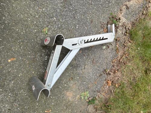 Qual-Craft Adjustable Roof Bracket Scaffold Support