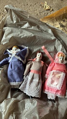 Porcelain Dolls in Victorian-Style Dresses (3)