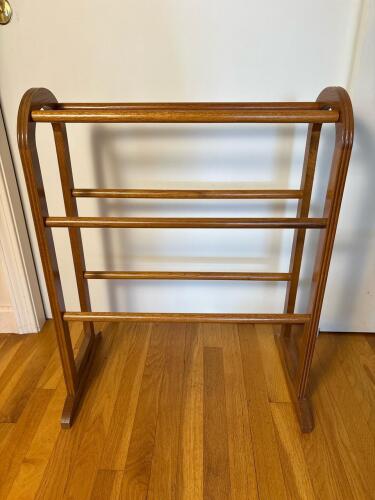 Wooden Quilt Rack Stand in Traditional Style