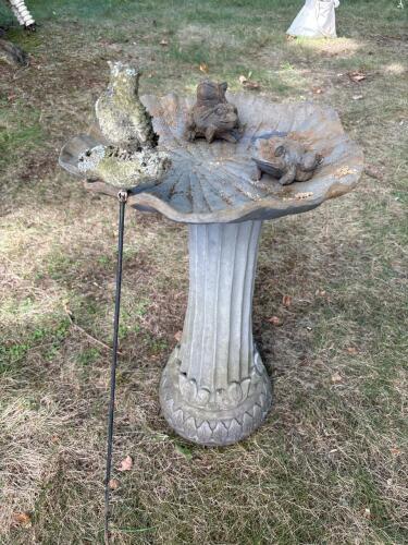 Plastic/Resin Bird Bath with Frogs and Bird Stake