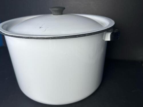 White Enamelware Stock Pot With Lid