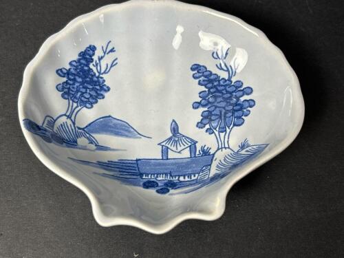 Small Oud Delft Blue and White Shell Dish