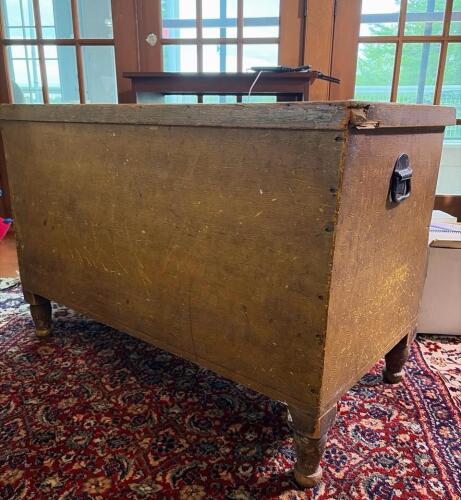 Antique-Style Wooden Storage Trunk with Turned Legs