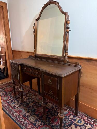 Dressing Table with Mirror in Traditional Style