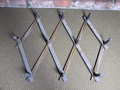 Wooden Expandable Peg Rack Accordion-Style Wall Hanger
