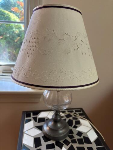 Decorative Table Lamp With Detailed Frosted Glass