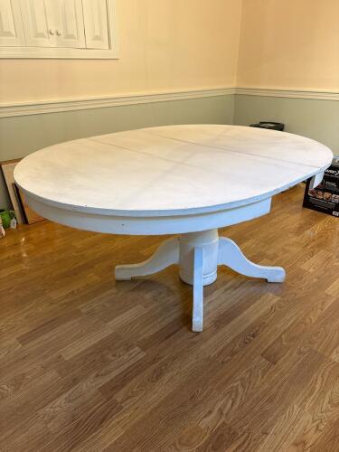 Oval Pedestal Dining Table in Painted Cottage-Style Finish