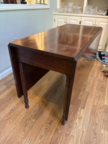 Drop-Leaf Table in the Federal Style, Mahogany Finish
