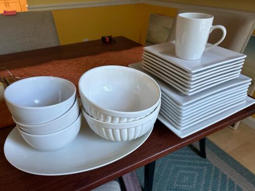 White Porcelain Dinnerware by Manor Lane and Porcelanas Home