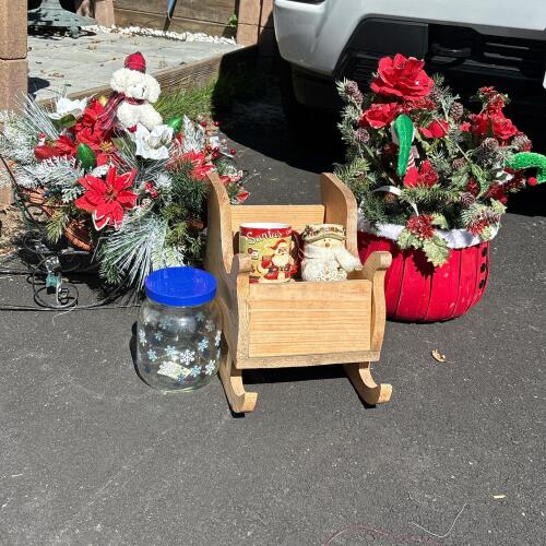 Christmas Floral Arrangements and Decorative Accents Lot