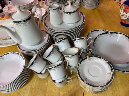 Crown Ming Fine China Jian Shiang Floral Pattern Dinnerware Set