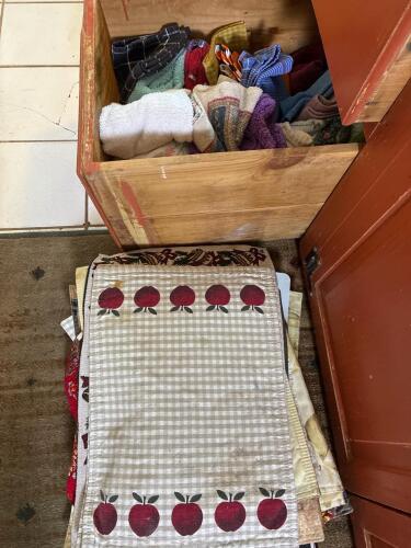 Assorted Kitchen Linens