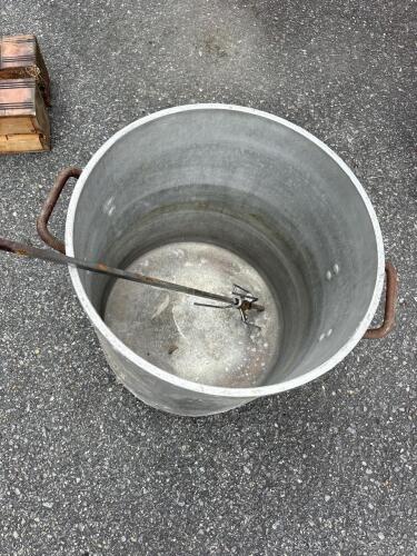 Large Aluminum Boiling Pot with Metal Poultry Rack