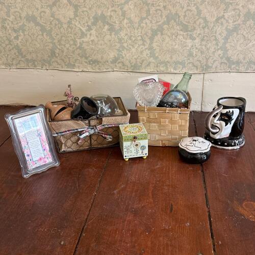 Assorted Decorative Accents Lot