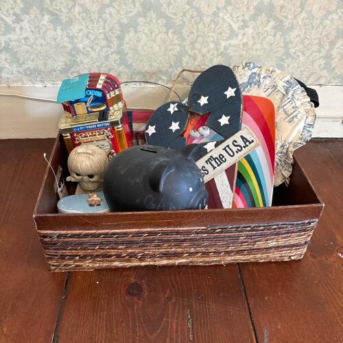 Assorted Americana and Novelty Decor Lot