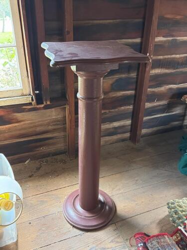 Wood Pedestal Stand With Scalloped Top