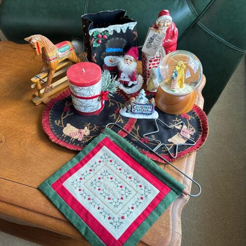 Small Lot of Christmas and Holiday Decor