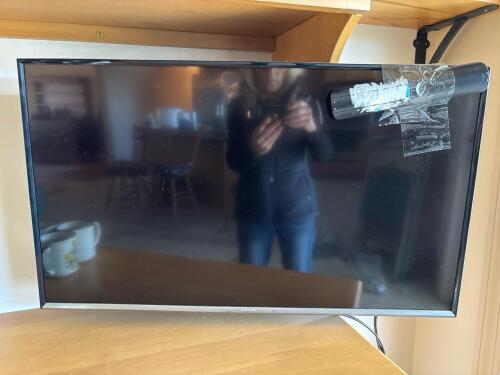 Samsung 32-Inch LED TV with Wall Mount