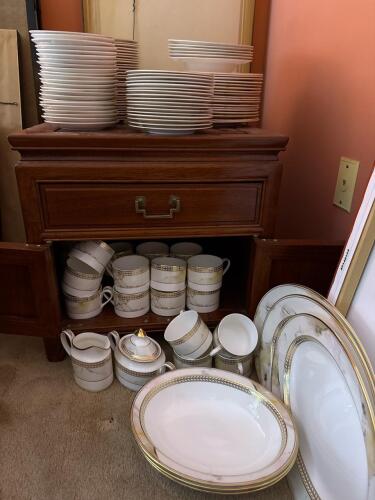Minton "Alabaster & Gold" Fine Bone China Dinnerware Set - 123 Pieces