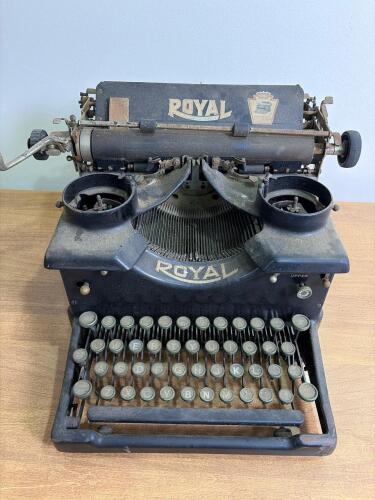 Royal 10 Manual Typewriter Black