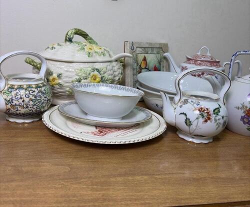 Mixed Lot: Vegetable Bowls and Tea Pots