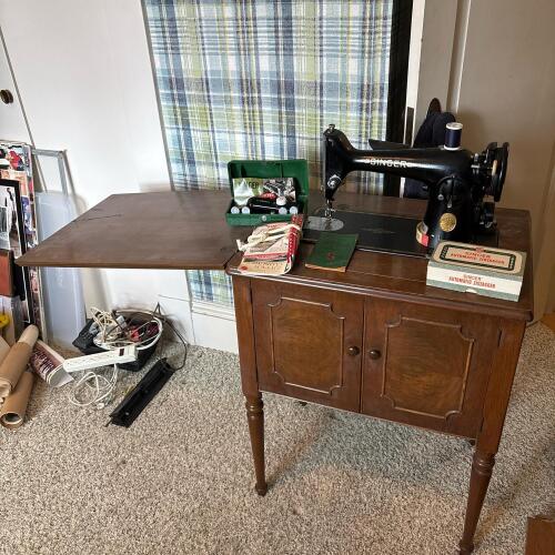Vintage Singer Sewing Machine in Wooden Cabinet