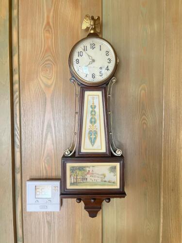 New Haven Winsome Strike Banjo Clock With Eagle Finial