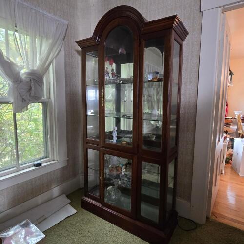 Curio Cabinet in Traditional Style With Glass Shelves