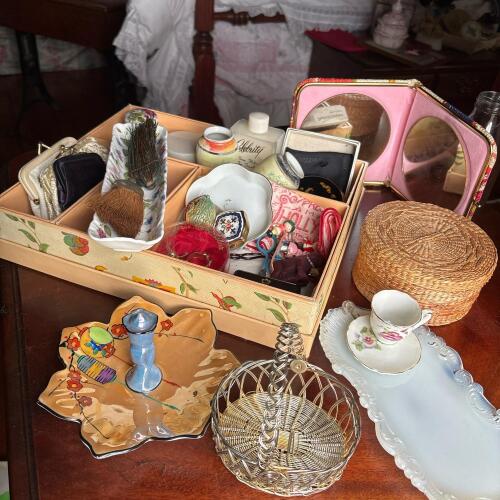 Assorted Vintage Trinkets & Vanity Items