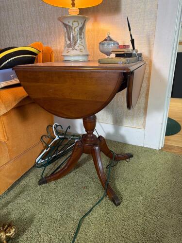 Drop-Leaf Pedestal Side Table in the Federal Style