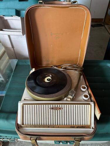 Steelman Model 420 Portable Record Player with Twin Speakers