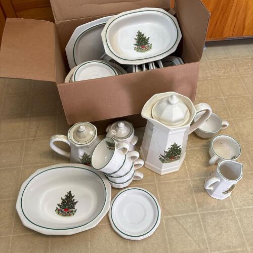Pfaltzgraff Christmas Heritage Stoneware Dinnerware Set