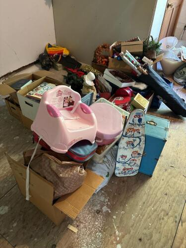 Picker's Lot Vintage Dolls, Stuffed Animals, Books, Holiday D&eacute;cor