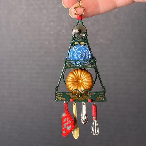 Hallmark 2005 Christmas Kitchen Baking Tree Ornament