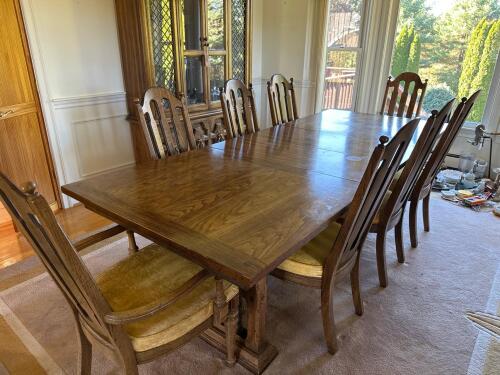 Dining Table and Chairs in Traditional Style with Upholstered Seats