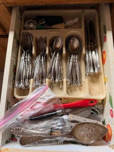 Oneida Flatware Set And Kitchen Utensils